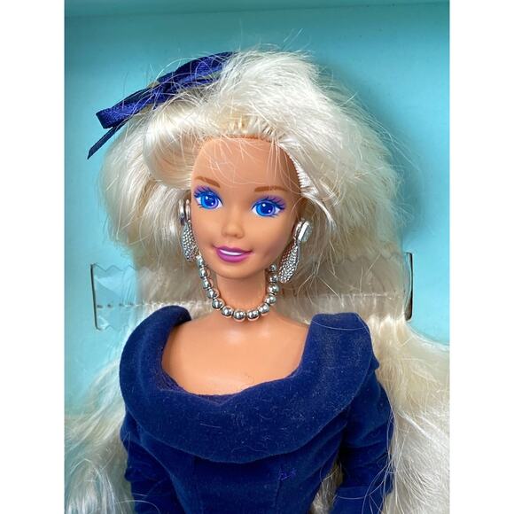 Vintage Mattel Winter Velvet Barbie 1995 Exclusive Blonde Special Edition - Picture 2 of 8